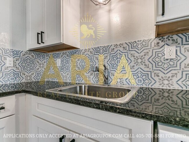 Building Photo - COMING SOON! 2 Bed/2 Bath Duplex Super Clo...