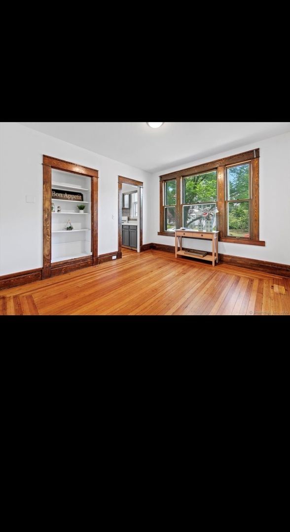 Building Photo - OVERSIZED FIRST FLOOR 3 BEDROOM APARTMENT WITH WASHER/DRYER