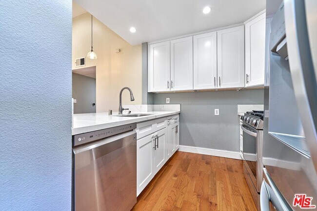 Building Photo - 326 S Manhattan Pl