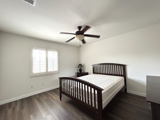 Building Photo - AVAILABLE NOW!! Fully Furnished 5 Bedroom 2.5 Bathroom Two Story Home in Beaumont!!