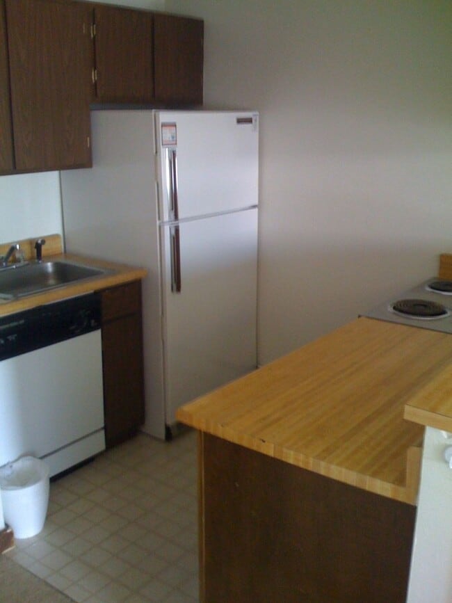 Building Photo - Silver Queen West Condo - Studio/1 Bath Unit on Ground Floor with Views