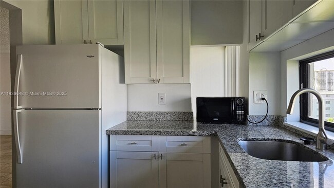 Building Photo - 17021 N Bay Rd