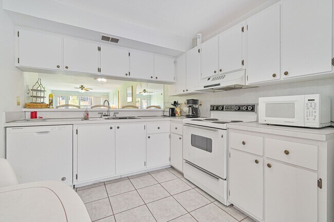 Building Photo - Beautiful Condo in South Naples