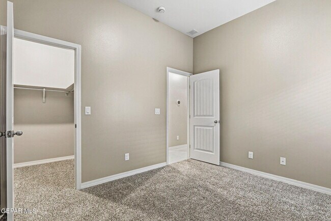 Building Photo - 916 Keenland Ave