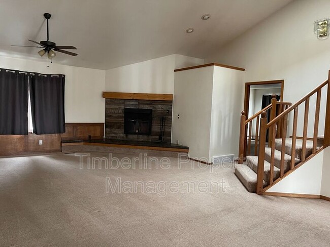 Building Photo - 936 Caribou Dr W