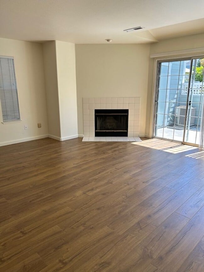 Building Photo - Beautiful 2 Bedroom Townhome Available Now!