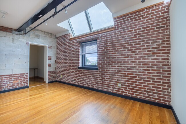 Building Photo - 325 Myrtle Ave