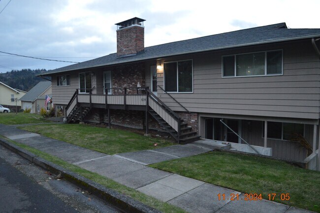 Building Photo - 665 SW Tichenor St
