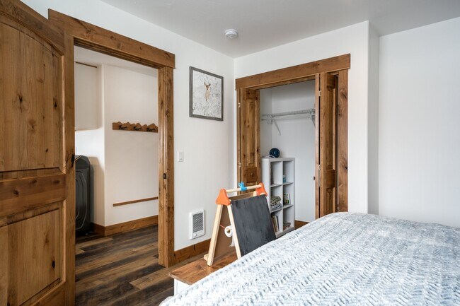 Building Photo - Avail October 1 thru May 31.  Fully furnis...