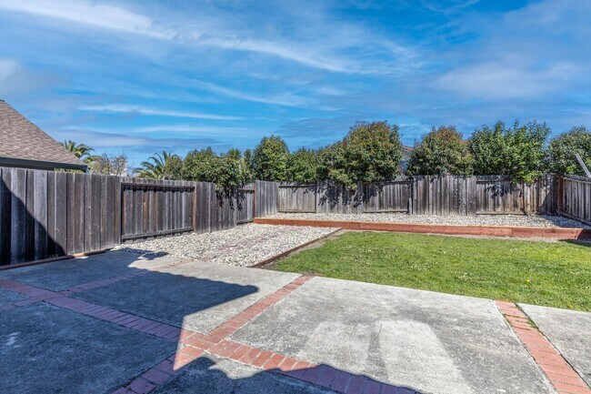 Building Photo - 4 bed/3 bath Single Family Home w/ large backyard!