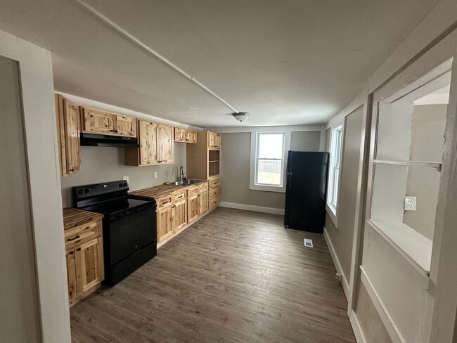 Building Photo - 5 Bedroom house