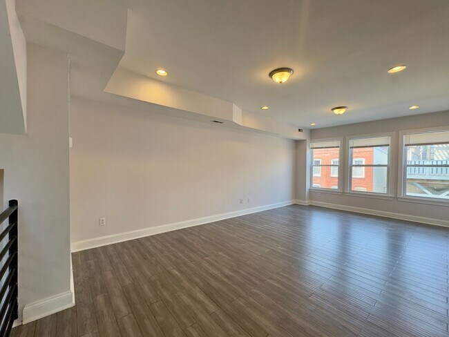 Building Photo - 701 S Rose St