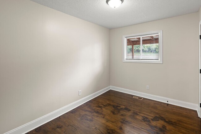 Building Photo - Renovated Cottage - Central West Asheville Location