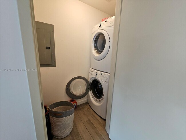 Building Photo - 999 SW 1st Ave