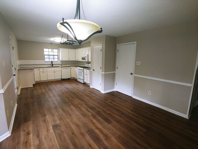 Building Photo - 8 Hickory Ln