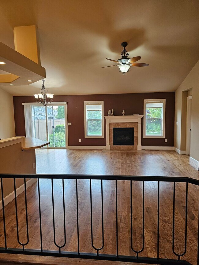 Building Photo - Townhouse located near Canyon Rim Parkway ...
