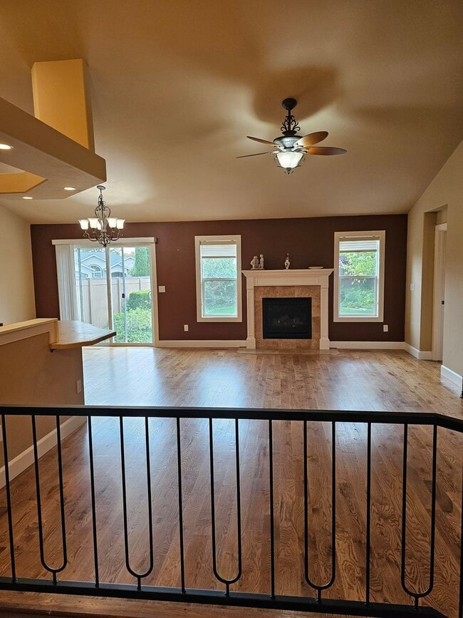 Building Photo - Townhouse located near Canyon Rim Parkway and tons of shopping