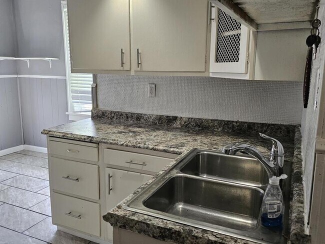 Building Photo - 25 N Marguerite Ave