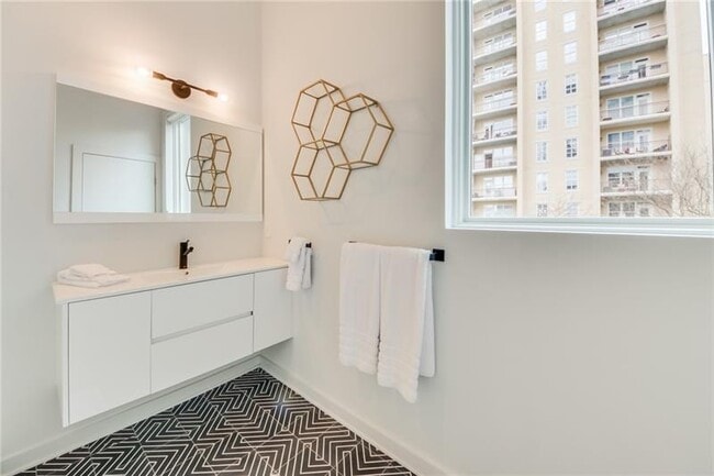 Building Photo - 208 12th St NE