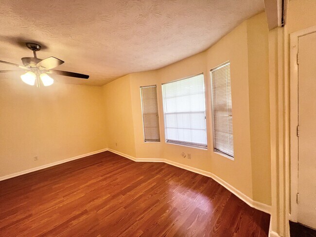 Building Photo - 5391 Golf Course Dr