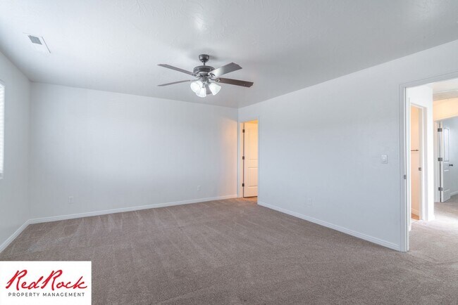 Building Photo - End Unit, DOG-FRIENDLY 3 Bedroom Townhome ...
