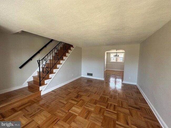 Building Photo - 2204 Lynn Blvd