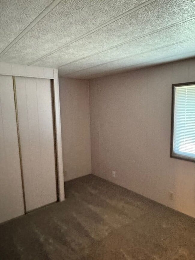 Building Photo - RARE FIND AVAILABLE NOW HOME IN ROGUE RIVER
