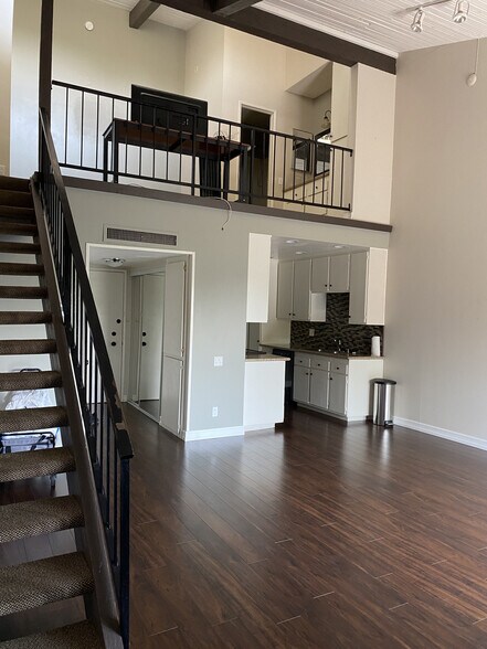 Building Photo - 5460 White Oak Ave