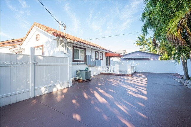 Building Photo - 6695 SW 28th St