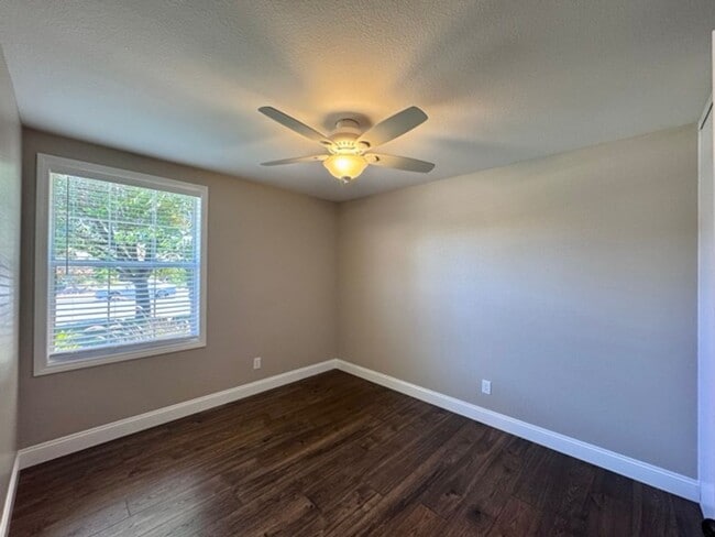 Building Photo - Available for LEASE! 3 bedroom 2 bathroom ...