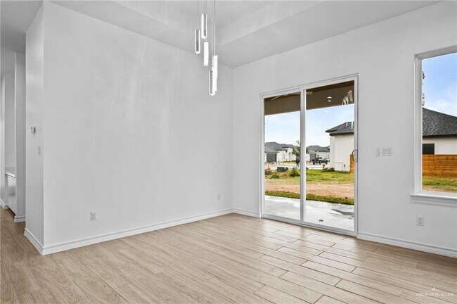 Building Photo - 31 E Conroe Rd