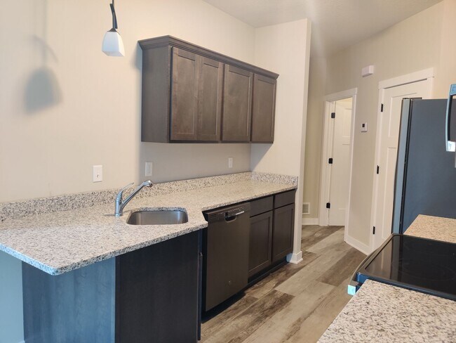 Building Photo - 3 Bedroom 1.5 Bath Townhome