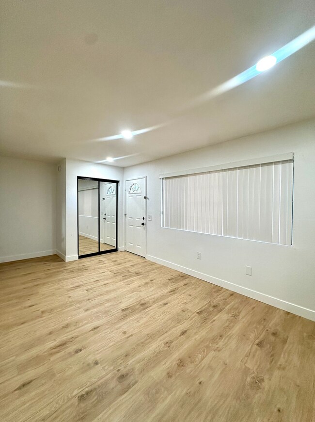 Building Photo - Beautiful & Cozy West Hills Adjacent Condo in Secure Building - MOVE IN READY