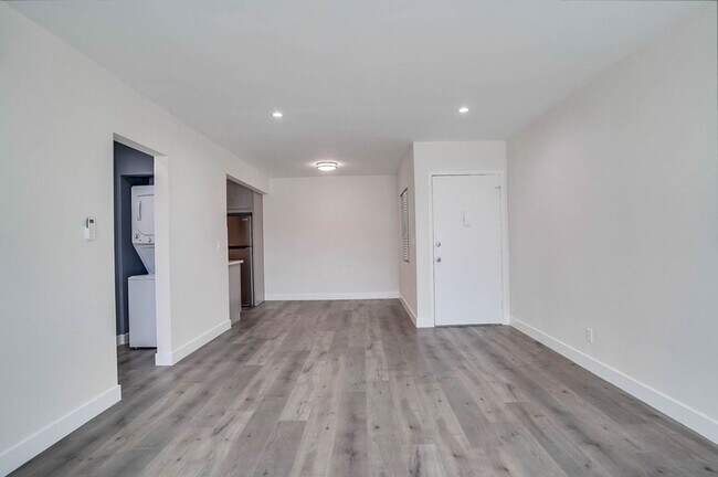 Building Photo - 4111 Somerset Dr