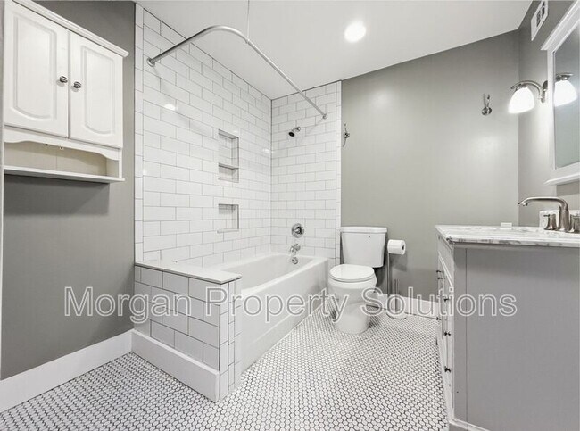 Building Photo - 892 Claydon Way