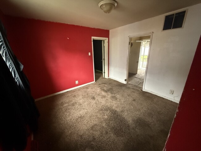 Building Photo - 913 Maple St