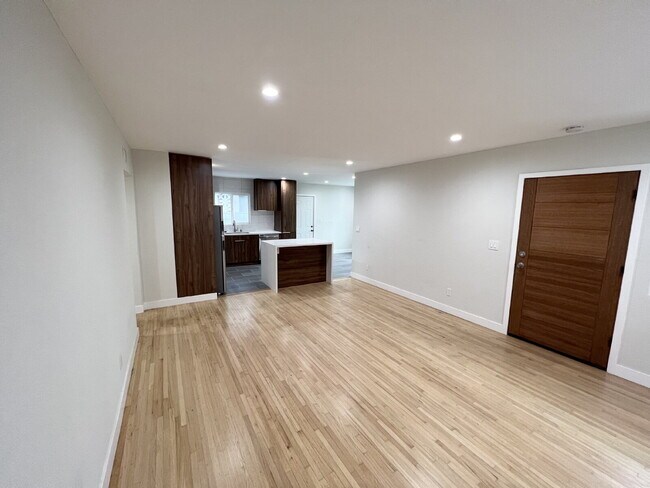 Building Photo - Modern Pet-Friendly Hawthorne Home With Ga...
