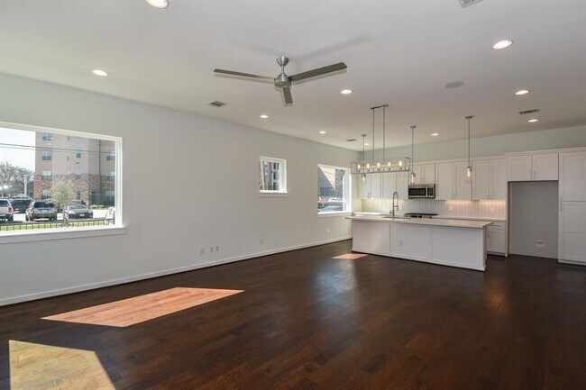 Building Photo - 713 James St