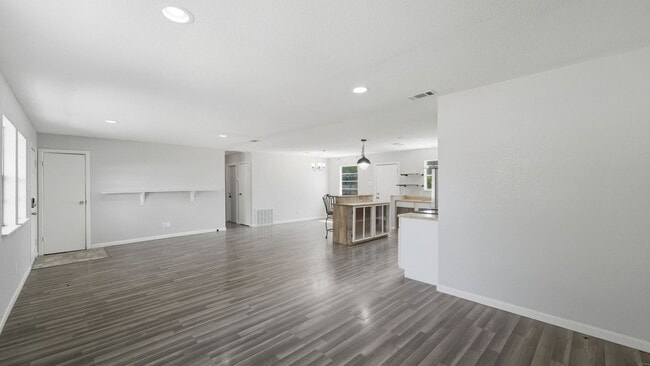 Building Photo - 200 Valley Acres Dr