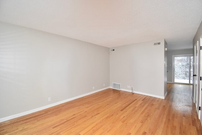 Building Photo - 15 Yorktown Dr