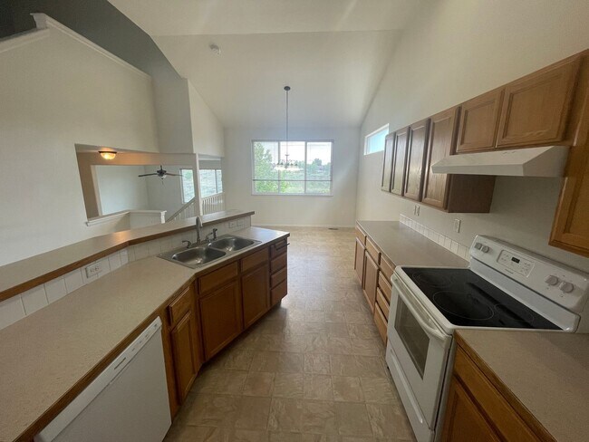 Building Photo - Beautiful 4 Bed, 3 Bath House in Maple Hill!