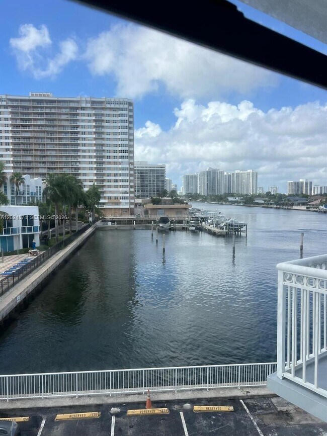 Building Photo - 1913 S Ocean Dr