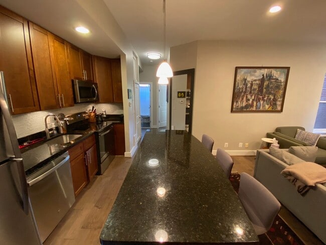 Building Photo - Lovely 2 BR/1 BA Condo in Columbia Heights!