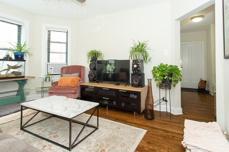 Building Photo - 3845 N Greenview Ave