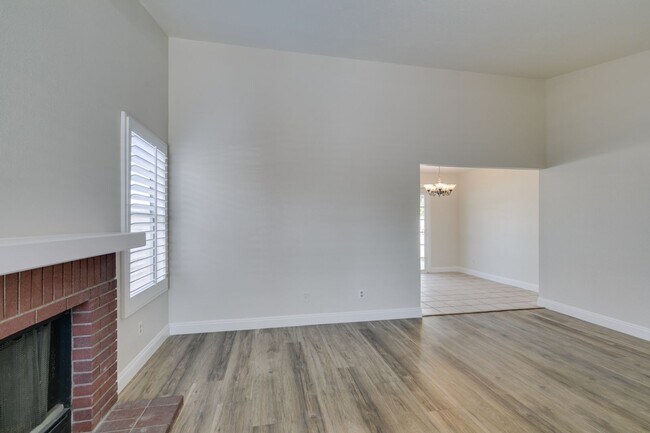 Building Photo - AVAILABLE 1/1/26- Beautiful 3-Bedroom, 2-Bathroom Home in Green Valley