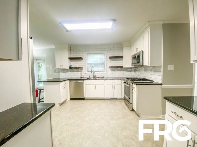 Building Photo - 305 Smith Pl