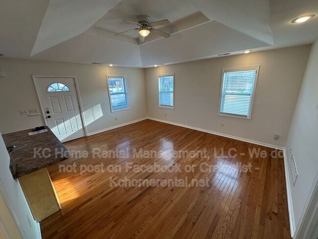 Building Photo - 1903 W 43rd Pl