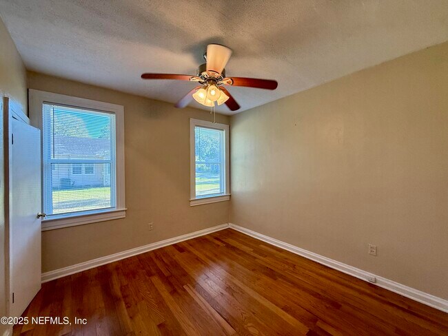 Building Photo - 625 Meteor St