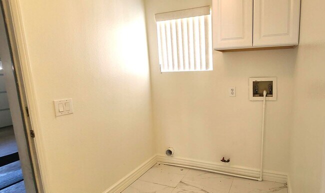 Building Photo - Single Family House - 4 Bedrooms + 2.5 Bat...