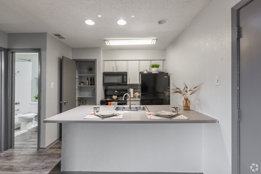 1BR, 1BA - 513SF - Dining Area - The Edge